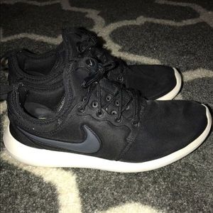 Nike women’s roshe 2